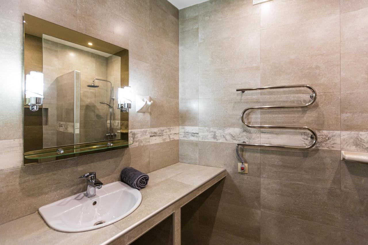 2 Kn. Romana Apartment Lviv Bagian luar foto